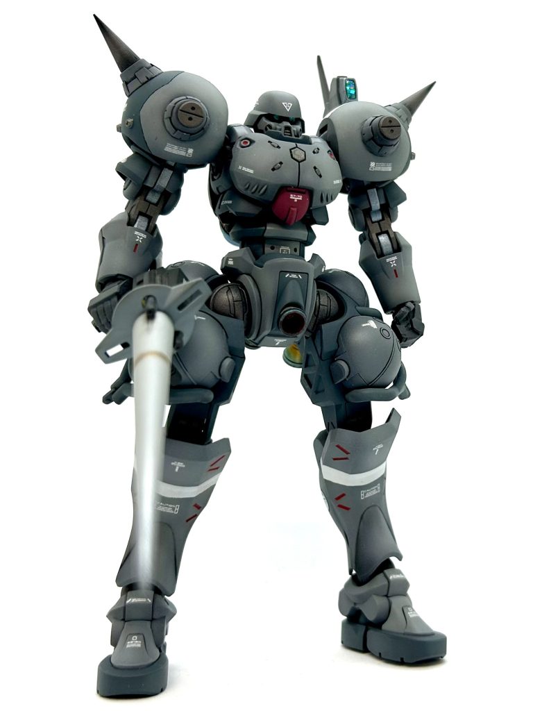 中華キットの中には… ①明らかに違法な海賊版キット(著作権無視のコピー品) ②“ガンダム”は名乗ってないもののかなりグレーなデザインの模倣品 ③中華オリジナルデザインのキット… 大別するとこの3つがあります。もちろん それらは明確な線引きがなく、グラデーション的に様々な商品が存在しています。