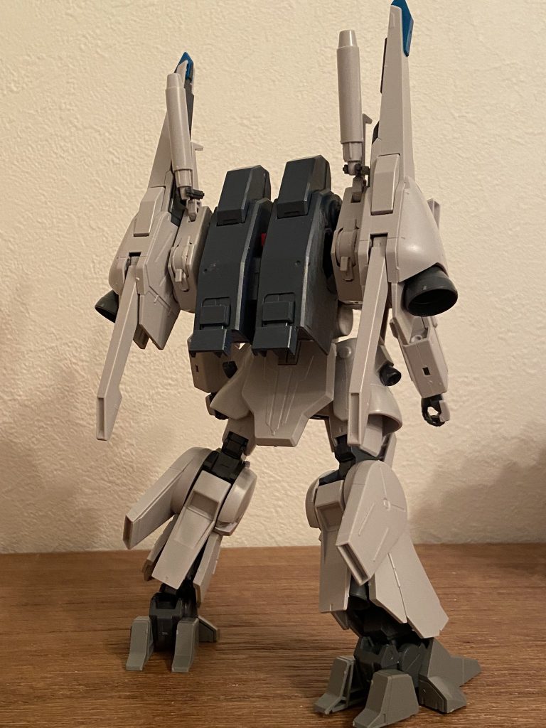 製作中のバックショット。元のバックパック中央のパーツを、ZZのバックパックに置き換えた形です。