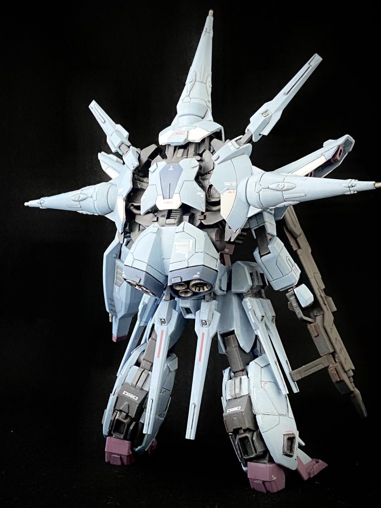 上に挙げた工作ポイントの中でもバックパックは気に入っている部分です。分割して、間にジャンクパーツやプラ板、プラ棒を挟み込んで内部フレームが露出した様に工作しました。上下左右のパーツがスライドして展開する機構をイメージしました。もちろん、実際には稼働しません😉