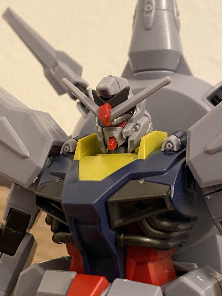 マスクは目のクマと、顎と二本線の間を狭くして、さらに付き位置を高くし、額のパーツの角度も若干起こすことで目つきを悪く、かつ小顔に。