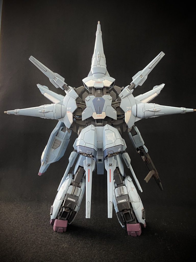 塗装・配色は色々迷ったのですが、ポイントで白を入れるなど、セイラマスオさんのMGプロヴィデンスの作例を参考にしました。そのほか、機体の大半をしめるグレーをブルー寄りの色にするなどのアレンジをしています。