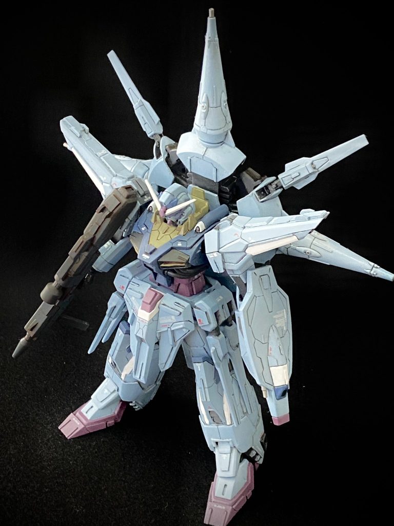 斜め上方から。画像では分かりにくいですが、腹部の可動と股関節位置の変更によって、ややS字立ちっぽい立ち方をさせられます。