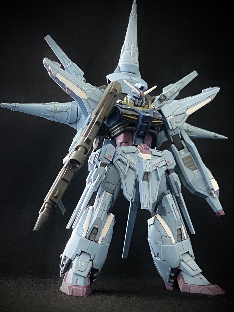 主な改修点は下記の通りです。1.マスク 2.肩スイング軸設置 3.肩アーマー大型化 4.胸部・腹部間に可動軸増設 5.腹部延長 6.腰フロントアーマー形状変更 7.股関節幅増し・位置を前方移設 8.腿の幅増し・延長 9.脛の幅増し・延長 10.膝アーマー新造大型化 11.ソール大型機 12.足首関節位置変更 13.バックパック大型化