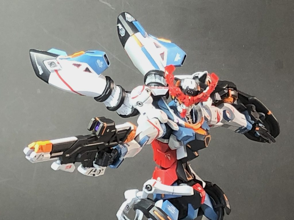 黄色のラインは付属のシールは使わず、根性でマスキング&リタッチ、あとはハゼガワのフィニッシュシートを貼ったりしてます胸の六角はもっとがんばりたかった(3回やりなおし...)