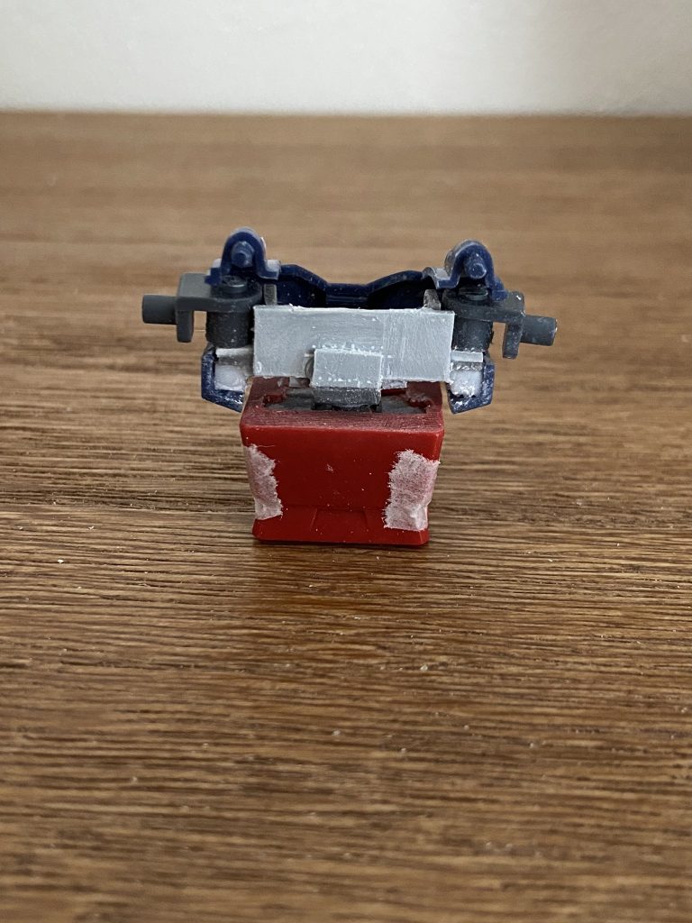 肩のスイング軸と、胸部・腹部間の接続軸(BJ)。それぞれ市販のパーツを使っています。