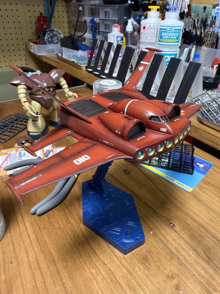 コックピットのガラス部分はくり抜いて、ペットボトルをガラス形状に切り出し曲げて、内側から貼り付けています。一応パイロット2名と操縦席も作って入れていますが、ほとんど見えません。入れる前の写真は撮り忘れました💦