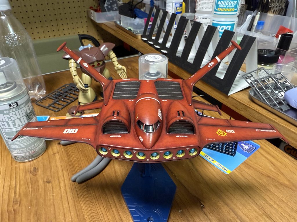 シャアズゴックで失敗した下地黒サフの上塗りを塗り潰さないように、エッジから面の中心にかけてグラデーションかかるように4回塗りくらい重ね塗りしました。面中心はオレンジに近い朱色で明るく発色するようにしています。