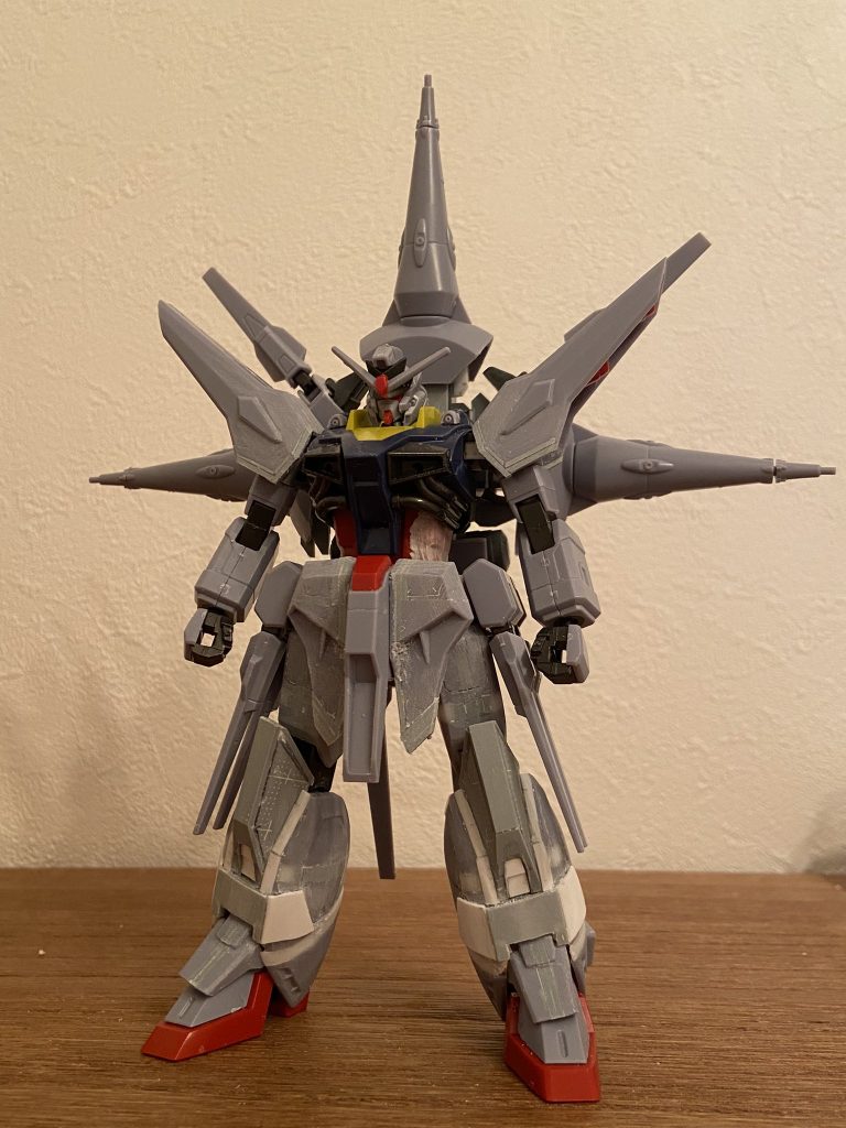 足の幅増しをしているところ。特に脛について、当初は接合面でのみ幅増しするつもりが、最終的には周りにプラ板を貼ってさらに幅増しするなど、結構試行錯誤して時間を要しました。その他この画像では、その他各部の工作箇所もはっきり確認できるかと思います。