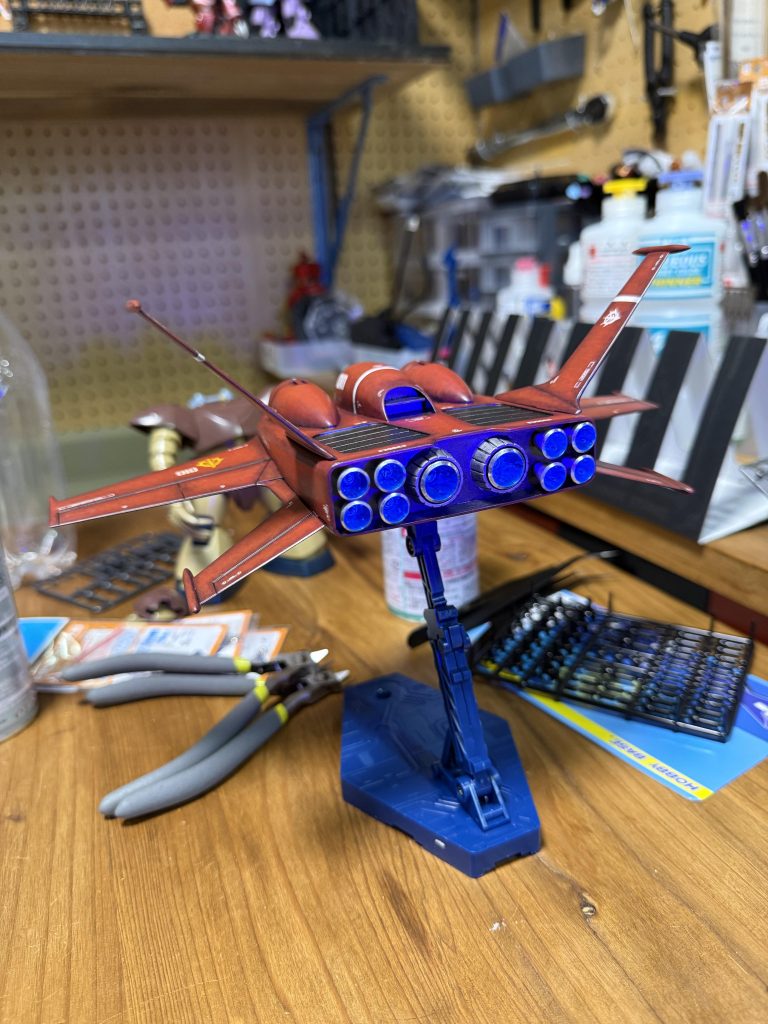 前面ミサイルは100均デコシールのそれっぽいやつにクリアブルーと蛍光ブルーの混色を塗布、後面バーニア内部も同様の混色を塗布し、ブラックライトで光らせるようにしました。