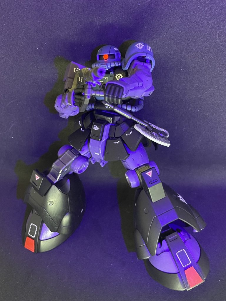 つま先の赤い部分はプラ板で作成して、それだけじゃ寂しいかとモノアイを蛍光塗料で光らせてみました