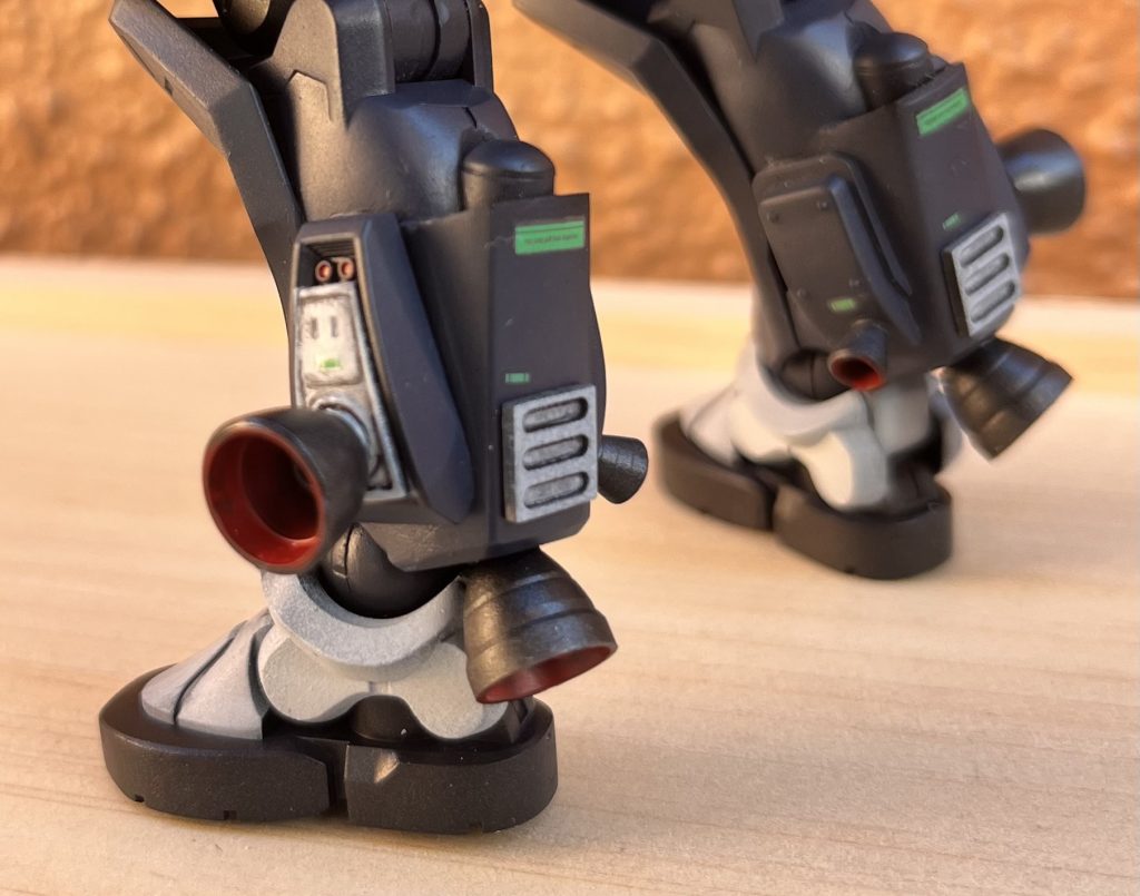 脚のバーニアもジークアクスっぽく細身のままに。ザク繋がりでMGザクの肘と脛のパーツを使ってみました。