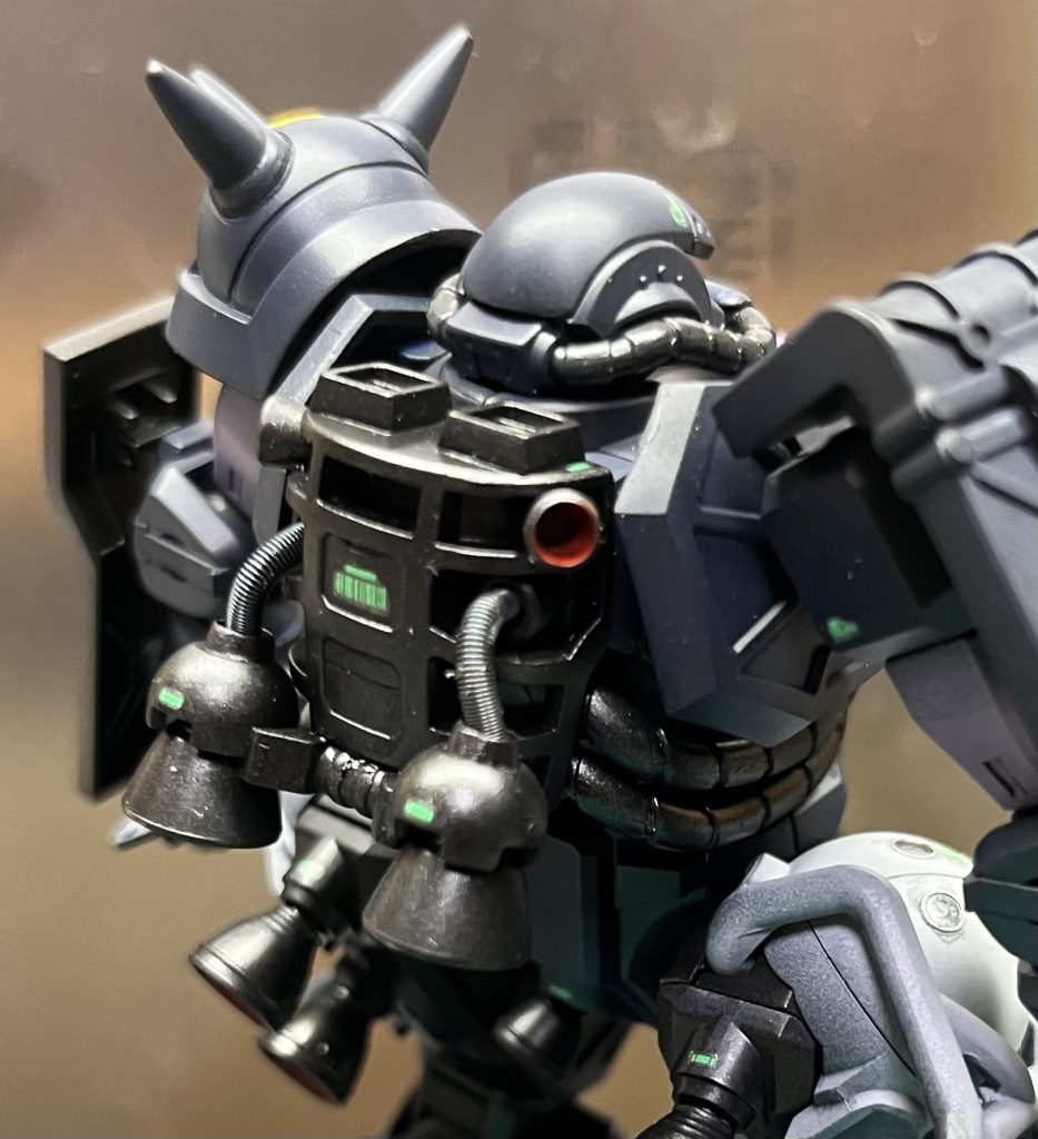 バックパックはMGザクのふくらはぎ！無駄にしないですねえ。