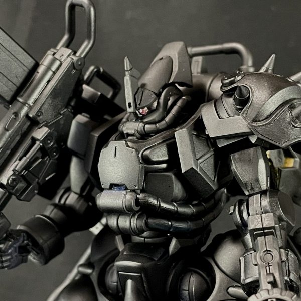 武器など少しディテールを加えた後、サフを行いました。かなり雰囲気出たので一旦投稿です。黒サフのせいかイフリートナハトっぽくなりましたが、ジョニーライデン専用　高機動型ザクと言うことでカラーリングしていこうと思います。（1枚目）
