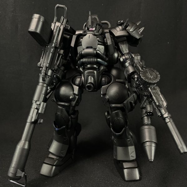 武器など少しディテールを加えた後、サフを行いました。かなり雰囲気出たので一旦投稿です。黒サフのせいかイフリートナハトっぽくなりましたが、ジョニーライデン専用　高機動型ザクと言うことでカラーリングしていこうと思います。（2枚目）