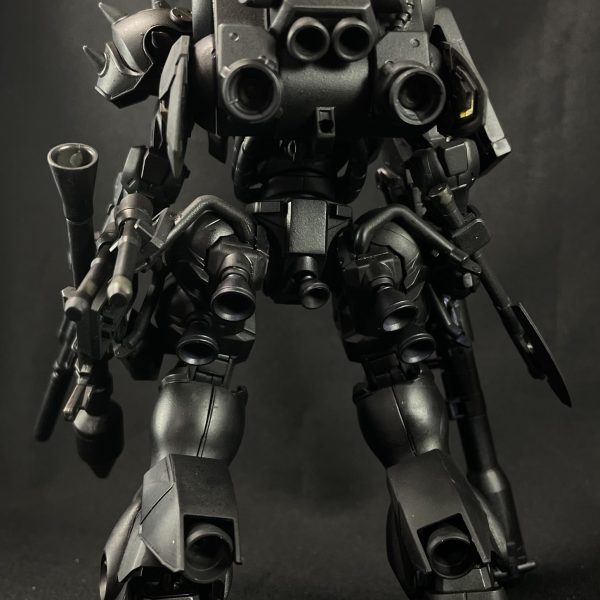武器など少しディテールを加えた後、サフを行いました。かなり雰囲気出たので一旦投稿です。黒サフのせいかイフリートナハトっぽくなりましたが、ジョニーライデン専用　高機動型ザクと言うことでカラーリングしていこうと思います。（6枚目）