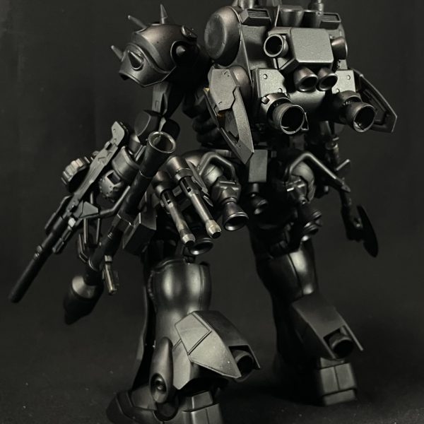 武器など少しディテールを加えた後、サフを行いました。かなり雰囲気出たので一旦投稿です。黒サフのせいかイフリートナハトっぽくなりましたが、ジョニーライデン専用　高機動型ザクと言うことでカラーリングしていこうと思います。（3枚目）