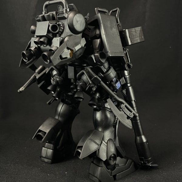 武器など少しディテールを加えた後、サフを行いました。かなり雰囲気出たので一旦投稿です。黒サフのせいかイフリートナハトっぽくなりましたが、ジョニーライデン専用　高機動型ザクと言うことでカラーリングしていこうと思います。（4枚目）