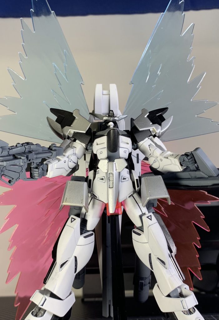 ■ 完全解放状態本状態は、IMD粒子反応炉を臨界手前まで活性化させることで、短時間の超高出力が可能。強制解放中はすべての推進系・兵装出力が強化され、｢光の翼｣の発光量も最大となる。ただし粒子変換できなかった余剰エネルギーは熱として排出され、システム負荷は非常に高い。・稼働時間：最大30秒(累積)・出力倍率：通常時の約2.5倍以上(設計限界)・発動条件：通常展開モード中にトリガー選択で発動可能・副作用：使用後、IMDユニットは強制冷却・再起動不能(戦闘中の再利用不可)