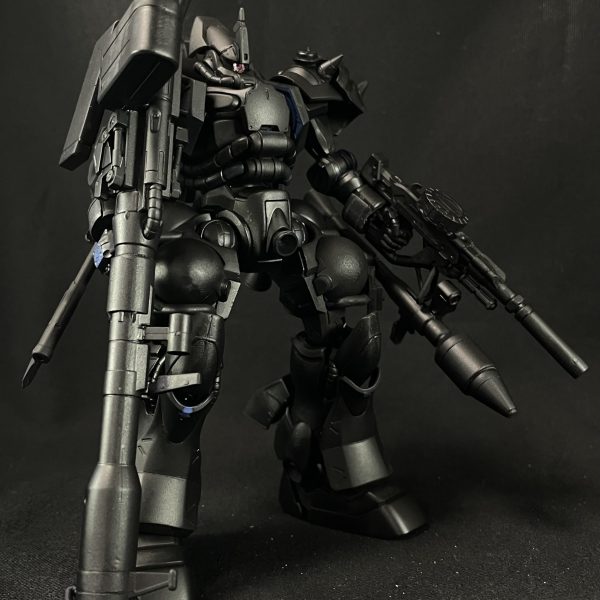 武器など少しディテールを加えた後、サフを行いました。かなり雰囲気出たので一旦投稿です。黒サフのせいかイフリートナハトっぽくなりましたが、ジョニーライデン専用　高機動型ザクと言うことでカラーリングしていこうと思います。（5枚目）