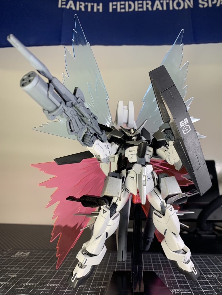 ■ 脚部ラジエータープレート完全開放状態、および大型ランチャーモード時において、両脚部側面より格納式のラジエータープレートが展開される。この構造は、粒子変換しきれなかった余剰エネルギーを効率よく熱放散するための受動冷却型放熱装置である。・高熱蓄積による脚部・関節ユニットの焼損リスクを軽減・ランチャー使用時にはバレル側のエネルギー負荷分散も担う　観覧して頂き、ありがとうございました🙇