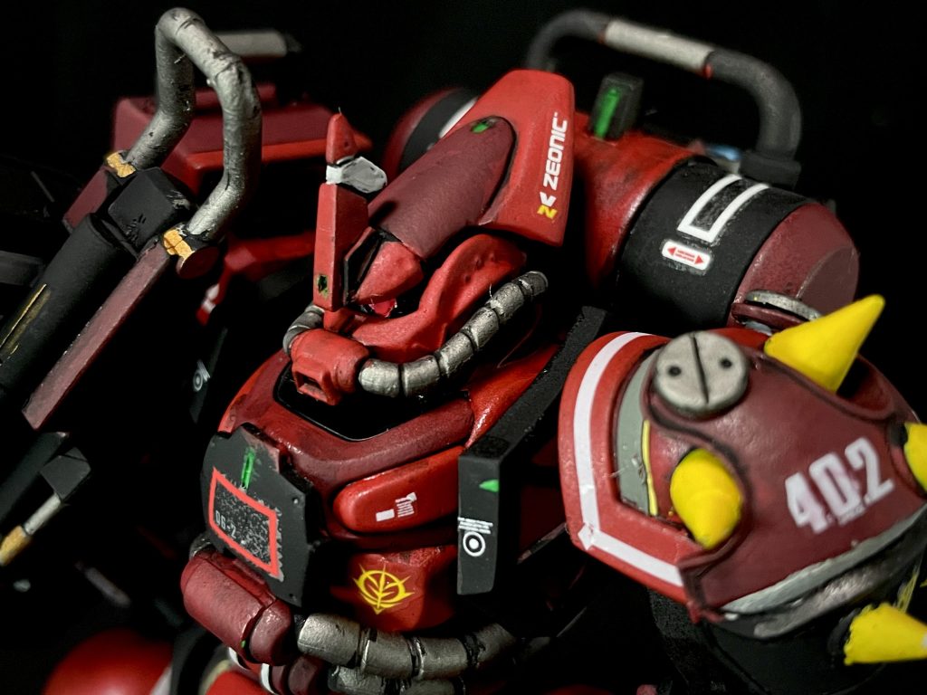 ブレードアンテナは高機動ゆえの拡大する戦線フィールドをカバーする為に大型のものが装備されており、後頭部にかけて機器と放熱の為大型化されている。