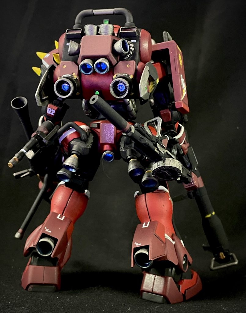 宇宙での運用に特化させており、3次元機動力と制動性向上の為、スラスターの増設とそれに伴うタンクを追加装備と脚部の大型化により推進剤の確保を行っている。