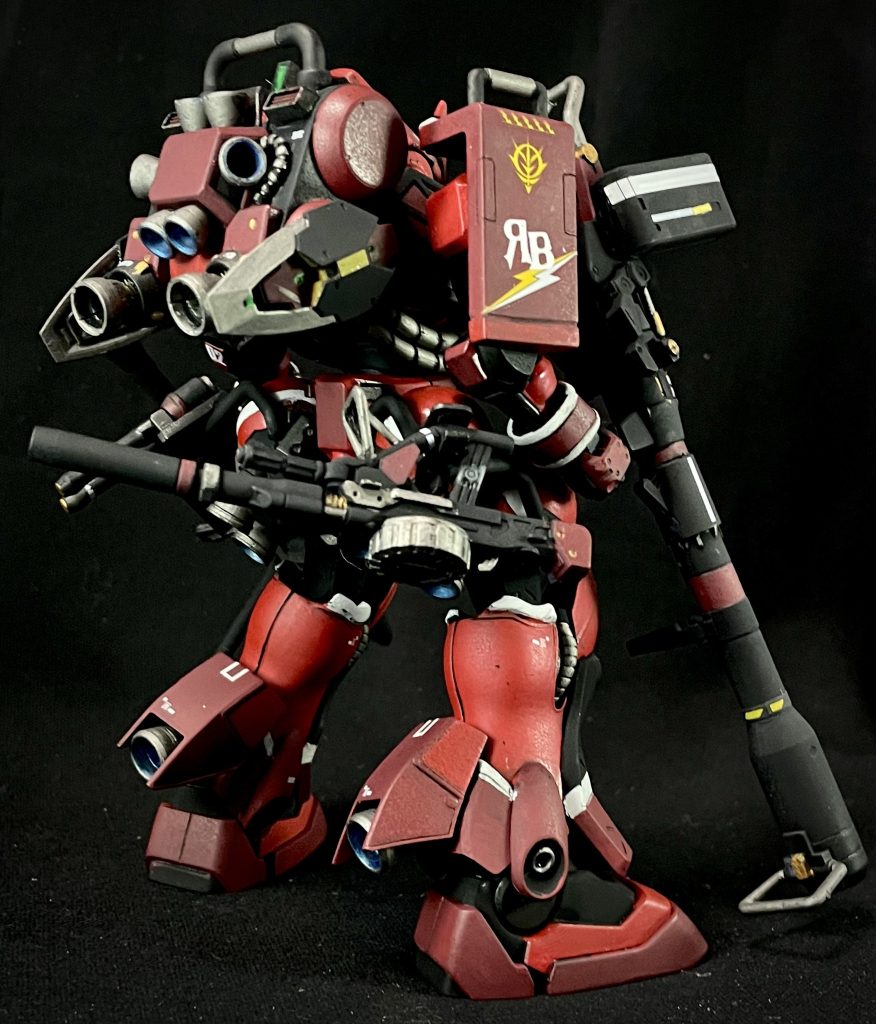 武装類は推進剤タンクガードにマウントさせて携帯できる。シールドとバックパックにフックを装備する事で随伴機を牽引でき、戦場へ向かう際のおくれをカバーできる。