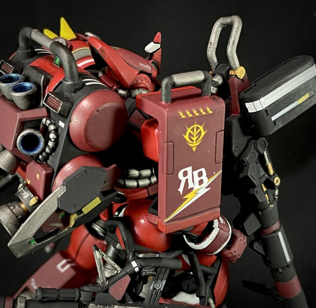 こだわり①真紅の稲妻『RB』マークのオリジナルジョニーのここだけが気になってしまい、ファイアーバルキリーの⚡️マークと、キリル文字の逆向き『R』を見てコレだっ!と思い組み合わせてみました。キリル文字的にはRの意味はないようですが、エンブレムなんで…シールドもGQ版に合わせて長さ調節しています。