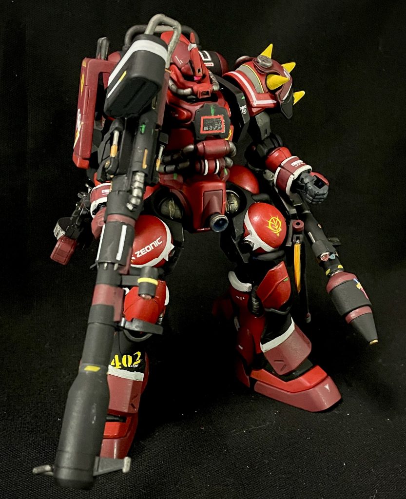 コックピット周りやスパイクショルダー、レガースの追加装甲が施されており、ワンオフ機体への配慮が行われている。