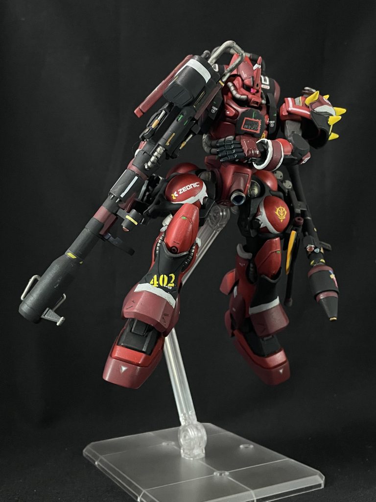 こだわり③ジョニザクと言えば、ジャイアント・バズ どのパッケージアートでも必ずと言っていいほど装備しているものですね。初期はサイコザクのものをそのまま装備させてましたが、先にGQ版ジョニーザクを作成されているビルダーさんのこだわりを見た途端に、素のままのではさみしく見えてきたので切って貼って情報量を追加しました。砲身はリックドムから、根本部分は鉄血のオプションパーツに入っていたバズーカから拝借して切って貼り付け。弾倉が小さく感じたのでカットして、なんかの弾倉を横付け。あとはジャンクパーツをガチャガチャ付けて完成です。ザクマシンガンは砲身のみ延長、ヒートホークはギラズールのビーム刃が出るところに軍警ザク刃を移植しました。