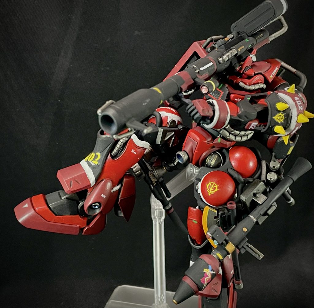 武装①ジャイアント・バズ改ザクバズーカと比較し砲身や弾倉の大型化が図られており、連射性と弾倉装填性能をさらに改善されている。