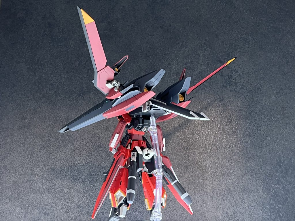 背面のリアアーマーには、機体本体のNJC連係の核動力とは別に、太陽炉を増設し機体の推進力や高火力武装のエネルギー消費分を補っている。