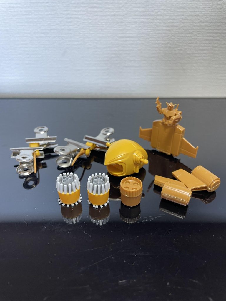 為す術なくしまっていた当時の自分に感謝し、作成開始。バーニアは余剰パーツとプラ棒で作成、バーニアノズル4門は使い終わった水性ボールペンの芯です。鎌と腕は接着後に切り離して、プラ棒を追加し、稼働するように変更しました。