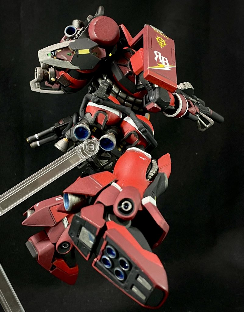 こだわり④高機動型と納得できる『足周り』ギラズールをミキシングに選んだ最大の理由が足です。軍警ザクには膝下の役目は姿勢制御や地上戦を意識しているものである(勝手な解釈)のと違い、高機動型ザクは足周りに特徴がある為、悩みどころでした。1st版の高機動型ザクの足の移植も考えましたが、先駆者のクオリティに敵わないと思い、膝下両サイドと太もも部分にスラスターがあり、膝部分にはケーブルがチラ見えするギラズールの足を見て『これだっ!』と思い選びました。太ももスラスターをカットして膝裏に移植して高機動型の脚部三方向のスラスターを確保スリッパ部分も軍警ザクベースも考えましたがサイズが合わず違和感があったのでそのままギラズールのものとしました。