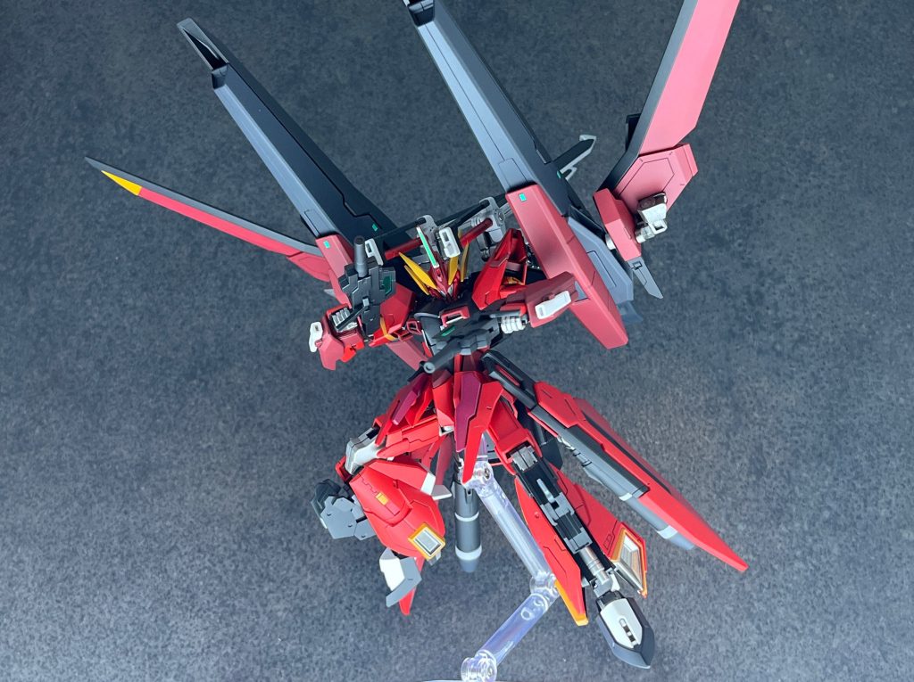 GNサブマシンガンケルディムサーガの武装であるライフルを、膝にプラットフォームごと採用し、サブウェポンとして活用している。