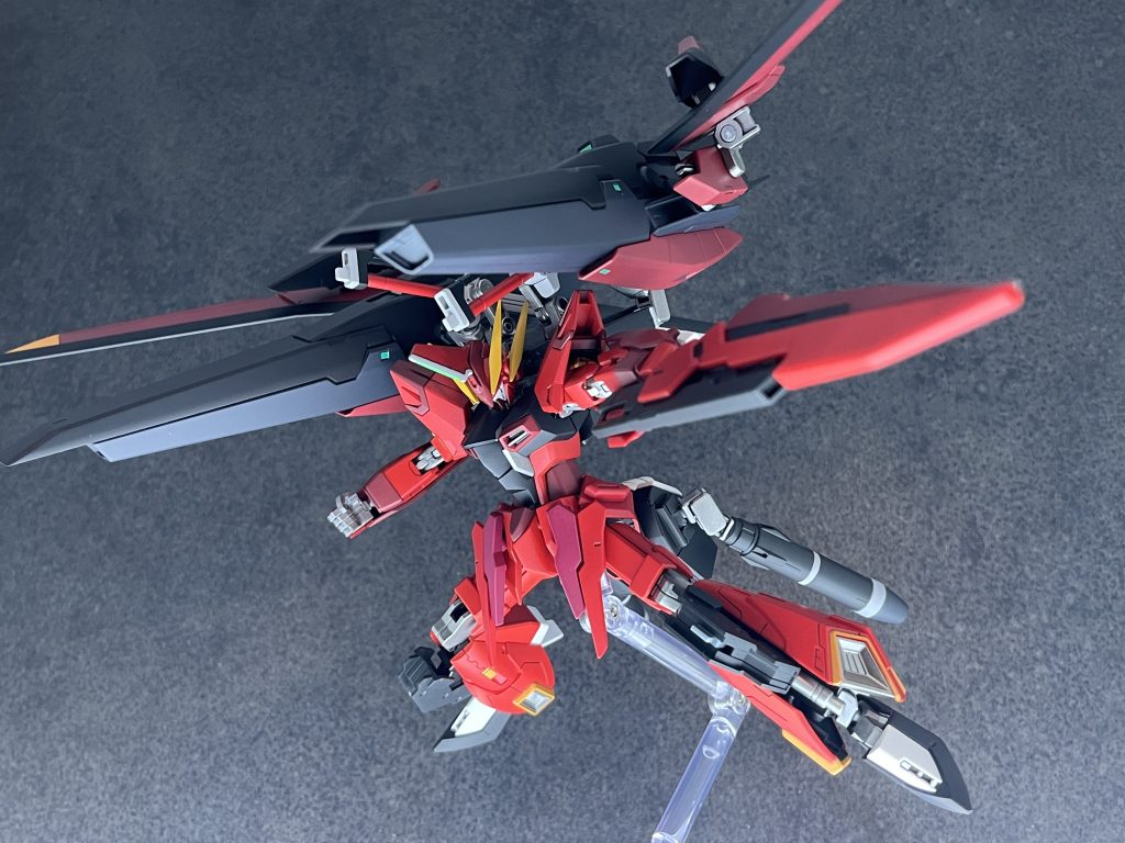 GNソードライフル本機の射撃メインウェポン。射撃の他にも銃口したにバヨネットがあり、近接攻撃も可能としたハルートの武装。