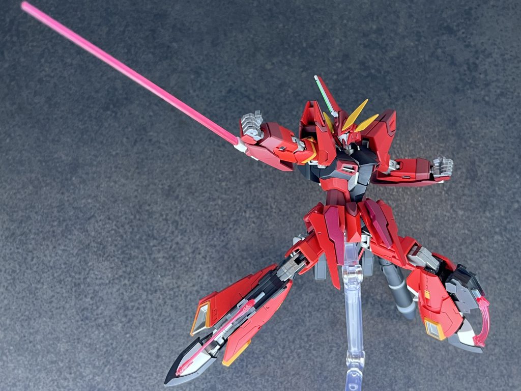 GNビームサーベル両腕に搭載されたビームサーベル。アームからの着脱も可能。脚部ビームグリフォン2つま先とサブマシンガンのプラットフォーム間で発生するビーム刃。インフィニットジャスティスのオマージュにより装備されたもので、近接戦闘にて手数を増やしている。