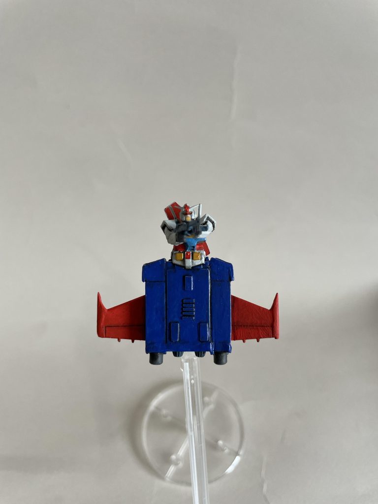 ガンダム・スカイ?ガンダム+Bパーツ?は、当時接着していたものをいったんばらして改造しました。体を前屈させライフルを構える格好に。Bパーツのコバルトブルーが隠ぺい力が弱くて難儀しました。まあ、雰囲気は出たから由しとしています