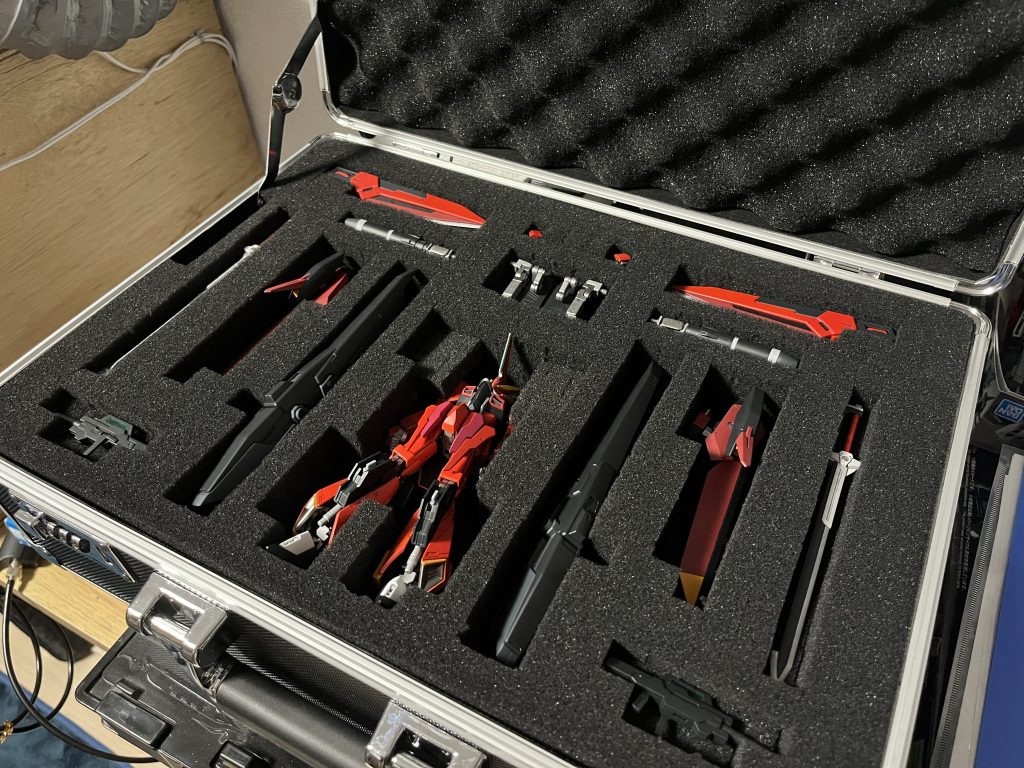 また、ガンプラバトル用という設定に説得力を出すために、専用のケースも用意。ピッタリ収納できます！