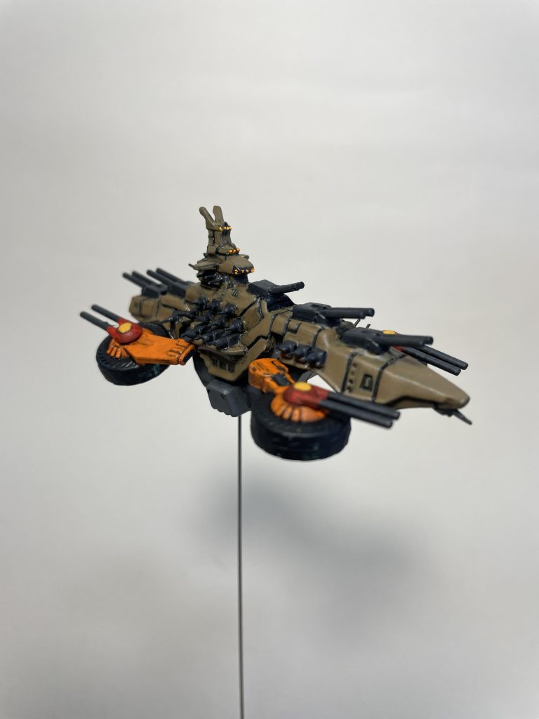 キットそのままだと砲身がボタンみたいだったので、プラ板を捕捉して砲身に見立てております。長さをそろえるまでの気力はありませんでした。飛行状態を撮るにあたって、以前作成したアウドムラ用の台座を利用しました。