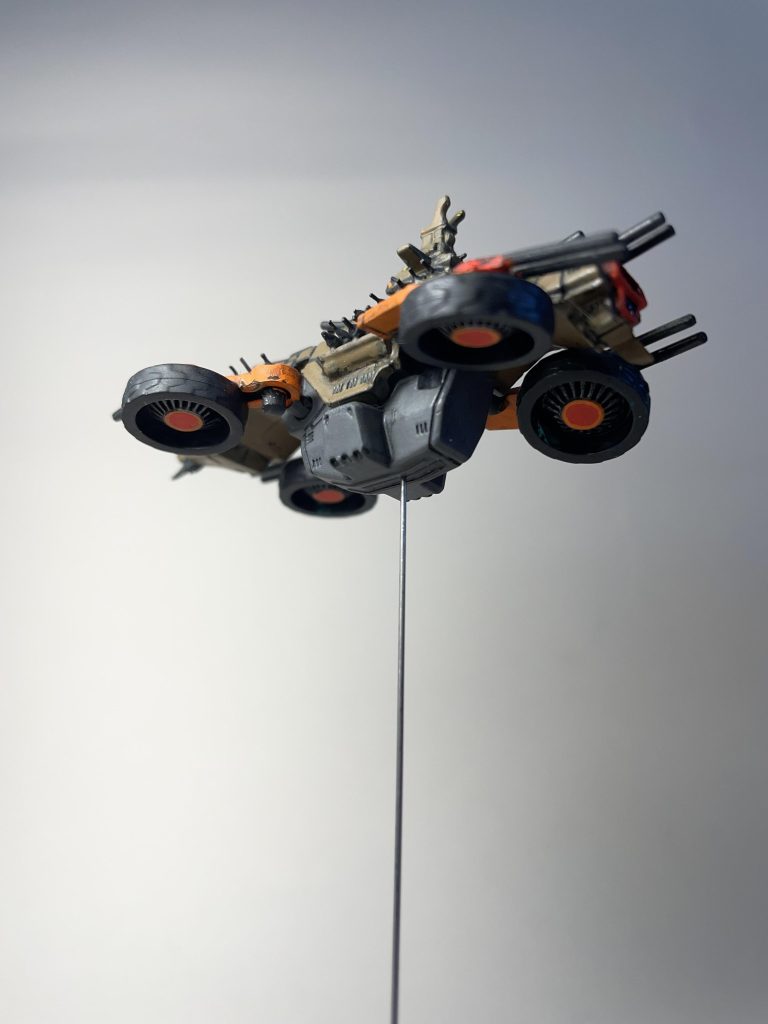 大型タイヤは前輪が差し替え、後輪はボールジョイントで稼働します。飛行状態のタイヤ内部の情報は見当たらなかったので、適当に塗分けしております。