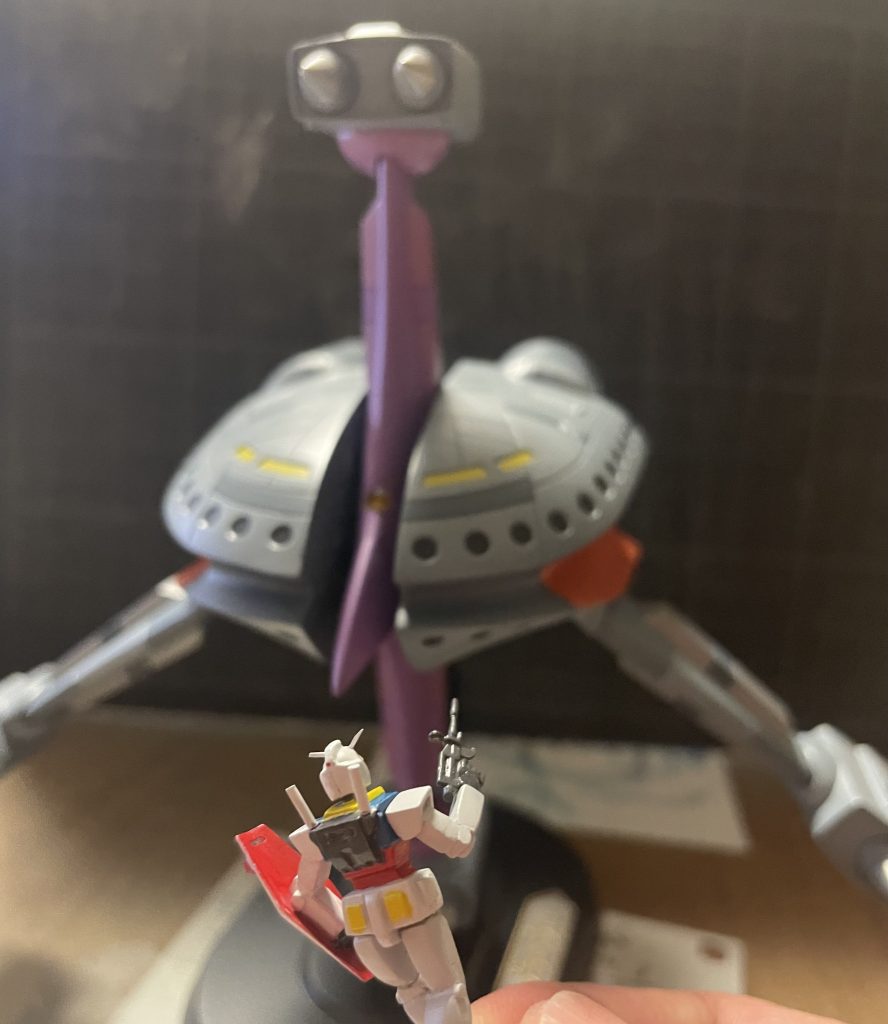 次はブラウ・ブロと一緒に飾る台を制作中です。