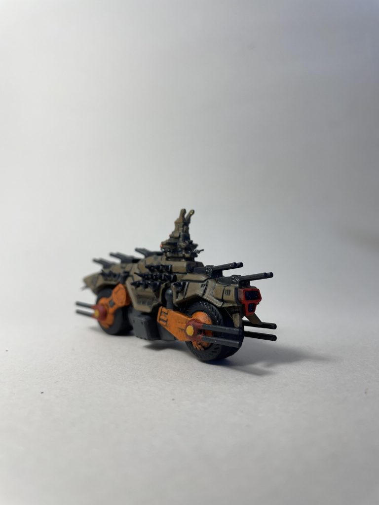 本体色はタミヤカラーのフラットアースです。タイヤのアーム部分は、アクリルガッシュのパーマネントオレンジ、赤はアクリルガッシュのパーマネントスカーレット、黄色はシタデルのAVERLAND SUSETを使用しました。戦艦下部のグレーは水性ホビーカラーのRLM75 グレーバイオレット、砲身は水性ホビーカラーのティターンズブルー1を使用しています。