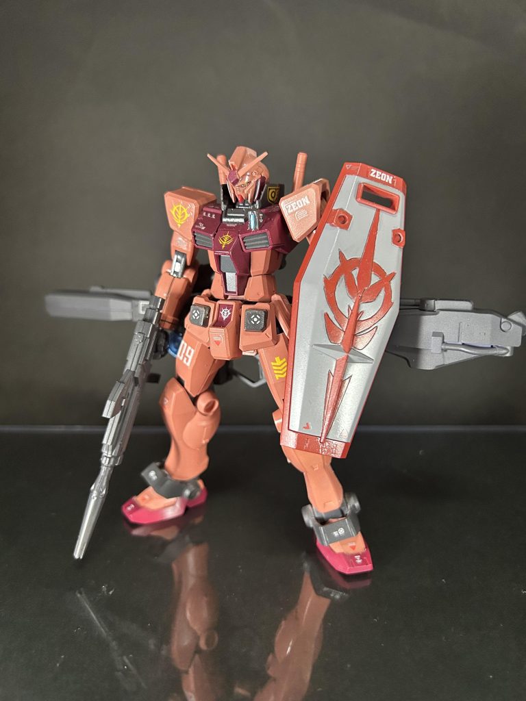 一応アーマーは着脱可能です。この状態だとほぼほぼキャスバルガンダムですが顔はナラティブ、ボディはジムジムジムだったりします。