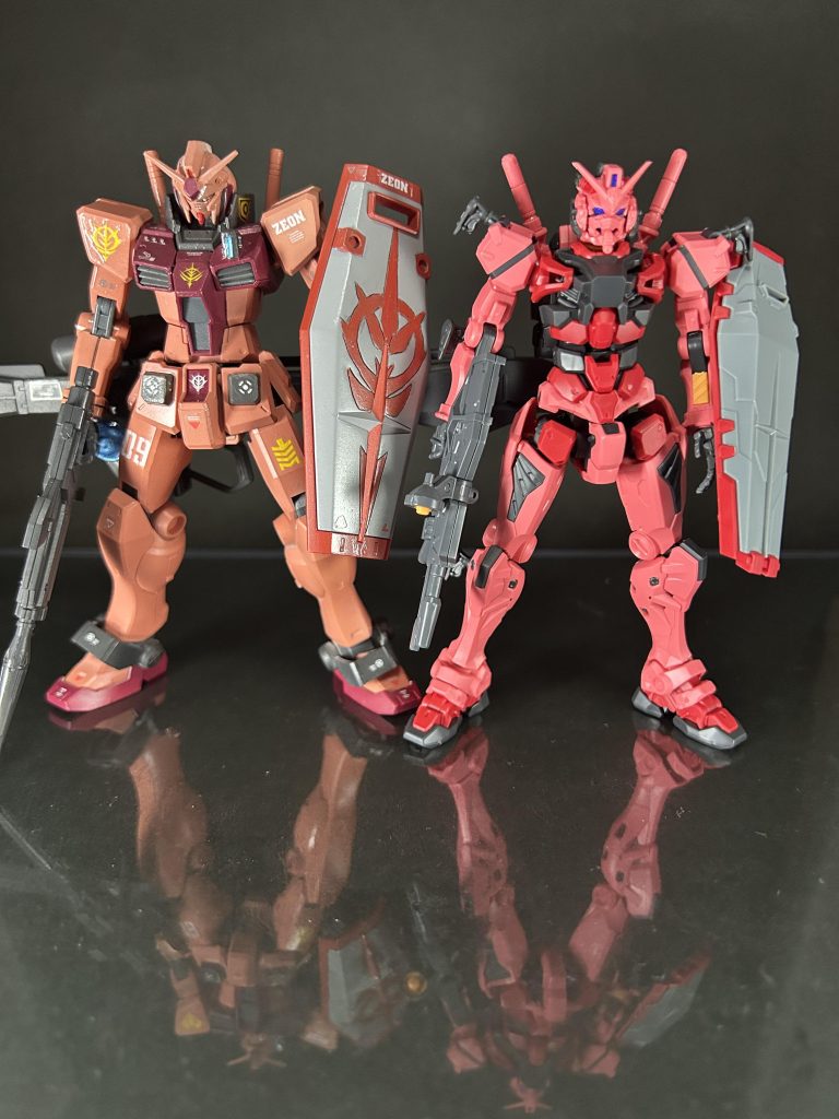 製作中になんと赤いガンダムが運良く手に入ったので絶対にできないと思っていた比較を思い入れもありますが正直自分が制作した方が全然かっこよく見えてしまいます……