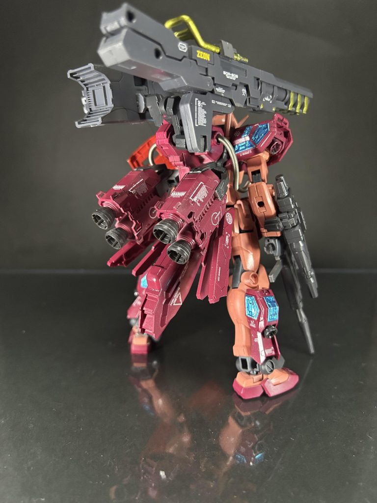 今回はとにかく盾をこだわって作りました。というのも私赤いガンダム発売日に手に入らず落ち込んでたところどうしても盾だけは欲しいという思いから制作に至りました。本家はデカールによる再現だったのでこっちは筋彫りで再現して本家越えしてやろうという気持ちで作りました!結果的にかなりのクオリティのものができたので非常に満足です。