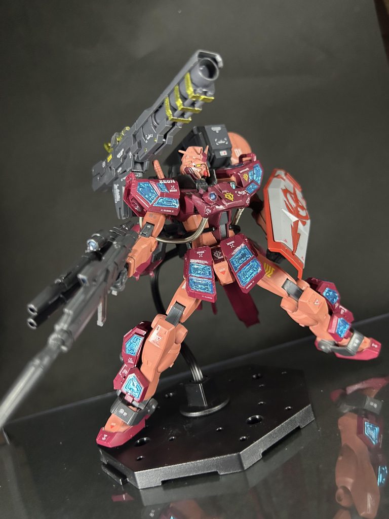 万博ガンダム自体追加武装がエネルギー製造の役割で長距離移動用のMSと言う設定だったのでそれをジオンが鹵獲した日には間違いなく軍事利用されるだろうなぁという発想からこのデザインになりました。ボディで生み出したエネルギーがバックパックの大型キャノンにチャージされて一気に放出!みたいなイメージです