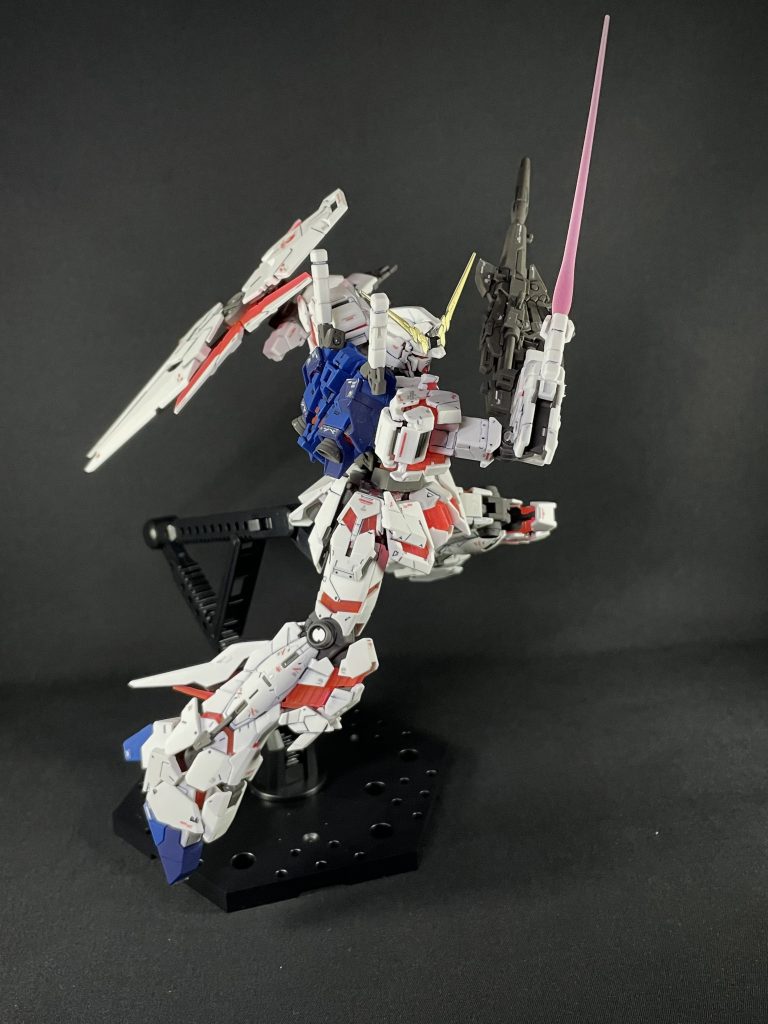 ブレードアンテナのゴールドとアンテナ中央の黒い部分だけラッカー塗装です。