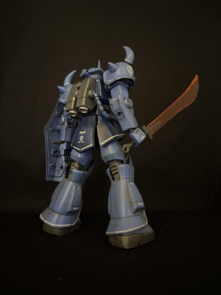 スラスターはアクリルフラットアルミで塗装。足回りを中心にウェザリングマスターのサンド系を使用しています。基本的に重力方向に擦っています。