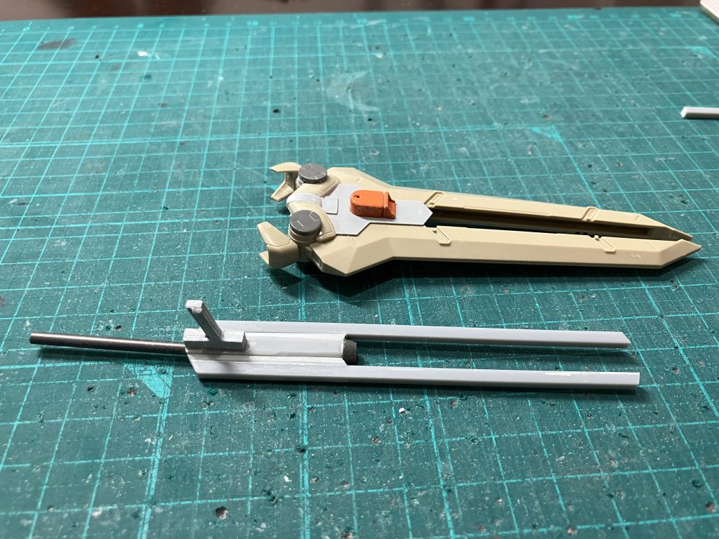 バスターソードはスローネツヴァイのものを2つ繋げて、中心にプラ材をかましています。